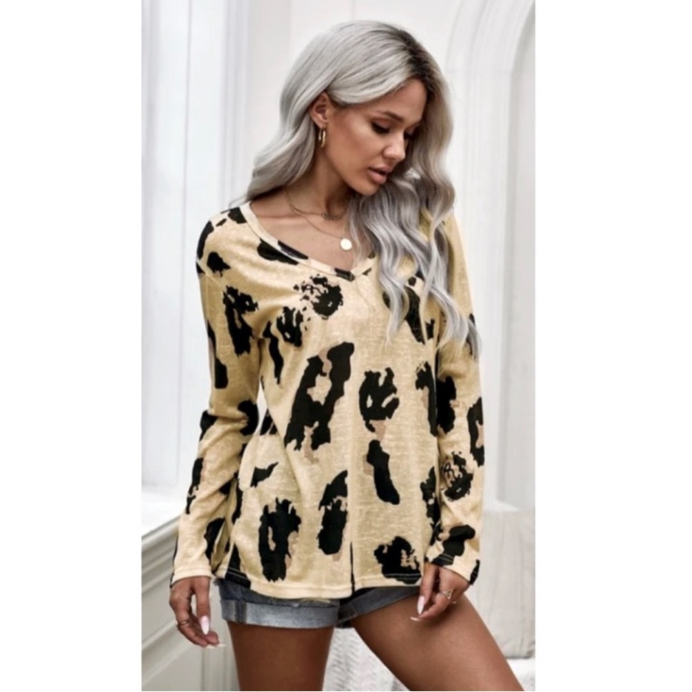 Leopard V-Neck Pullover Top - Picture 2 of 6